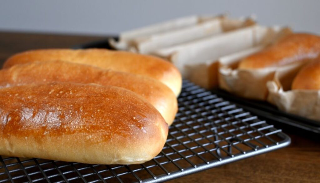 手作りのコッペパン型で焼いたコッペパンの写真